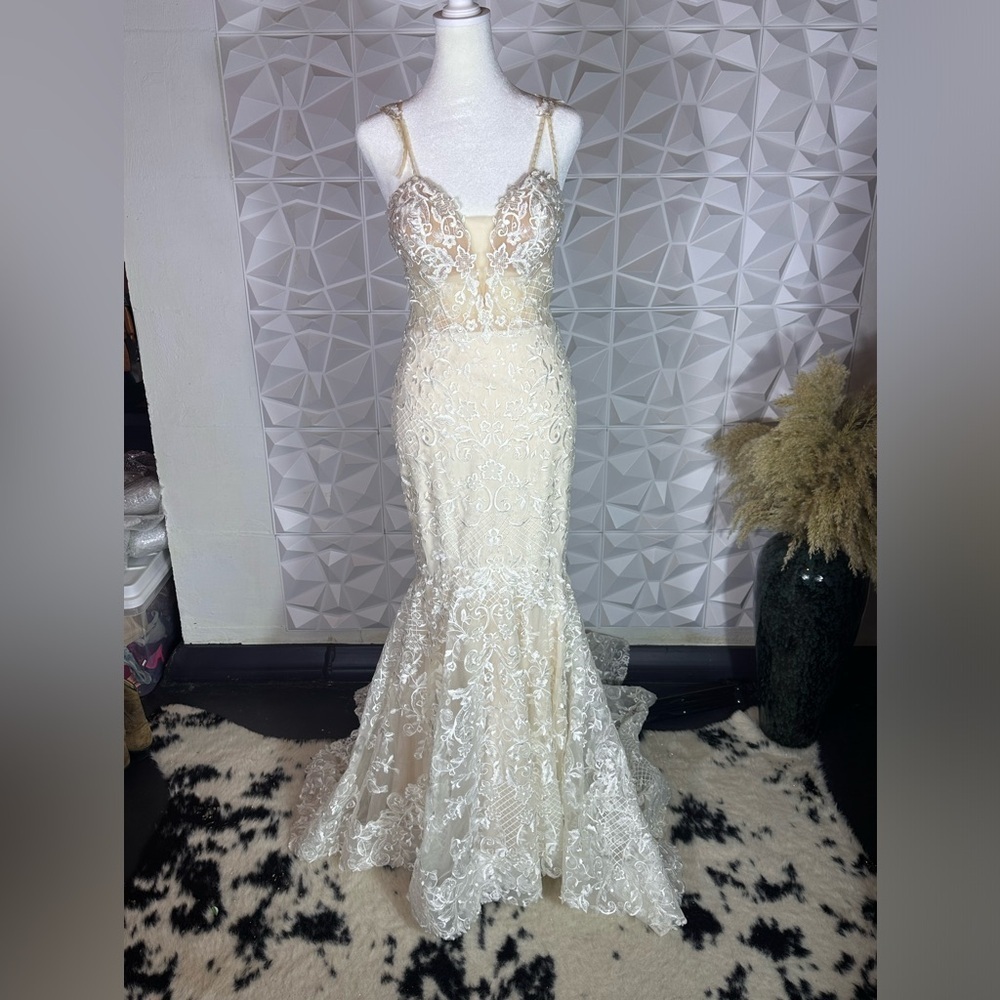 Mori Lee Madeline Gardner Womenâs Lace Mermaid Presley Wedding Dress Size 4
